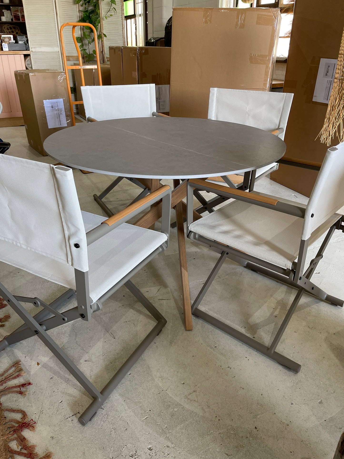 Trader round dining table